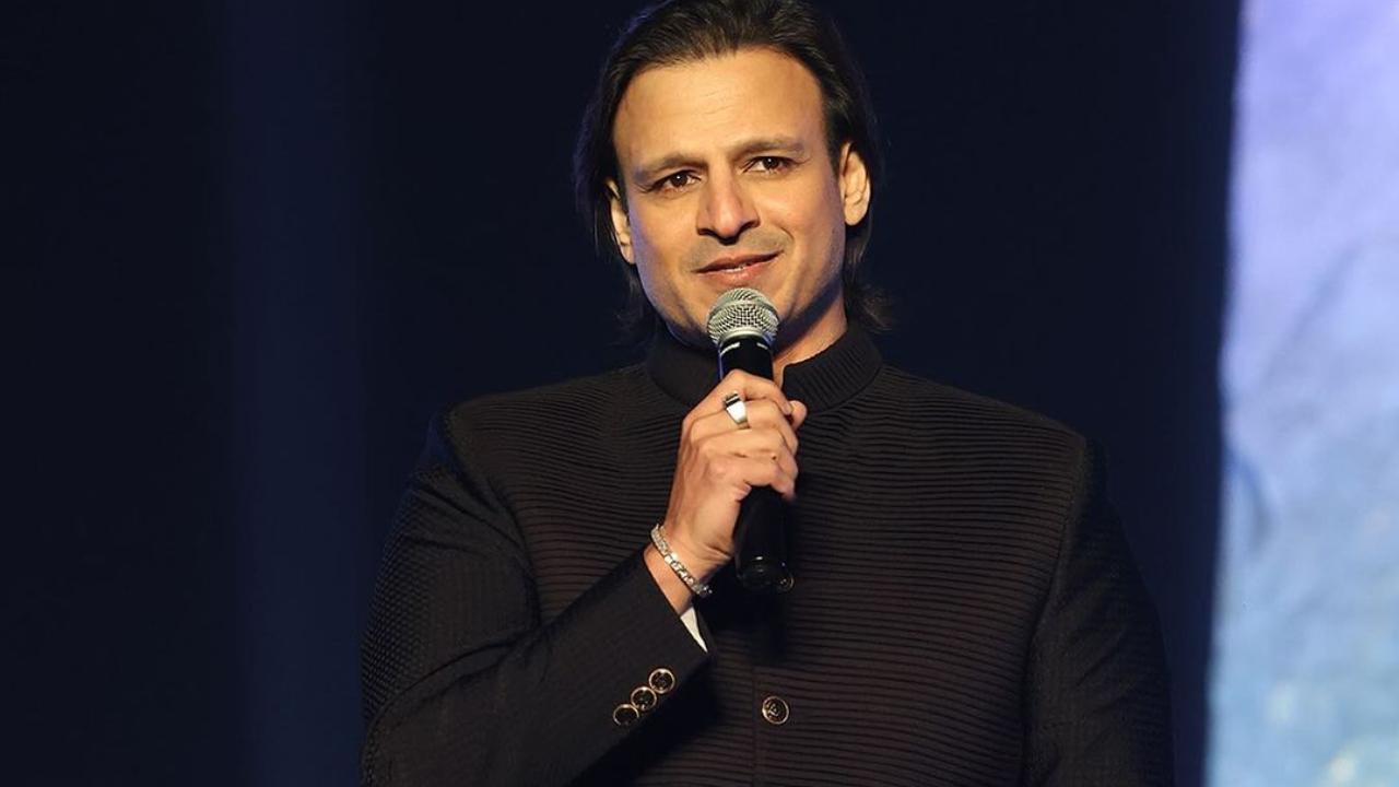 Vivek Oberoi was shining in the black bandhgala coat, which he chose to wear for the event. In a candid conversation at the event, Vivek talked about Commissioner Sanjay Arora and how he was part of rescuing people in the 2004 tsunami that struck parts of South India
