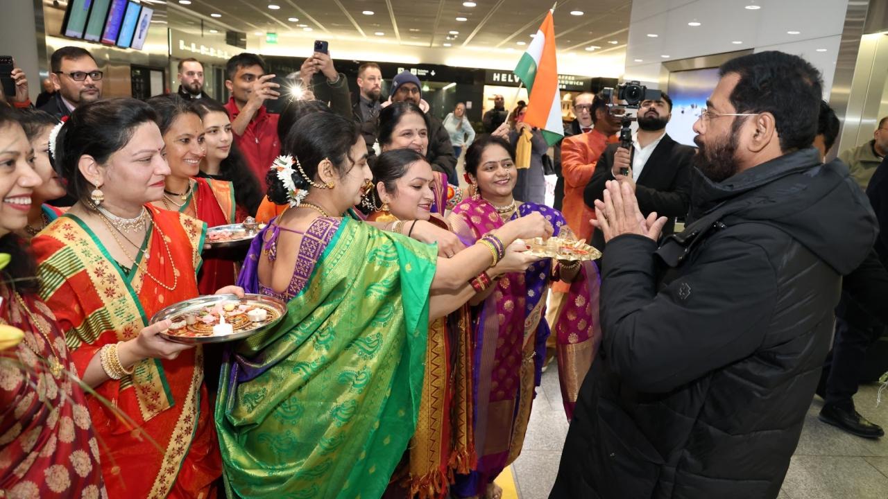 CM Eknath Shinde was welcomes at Zurich airport in Switzerland by Maharashtrians in traditional style