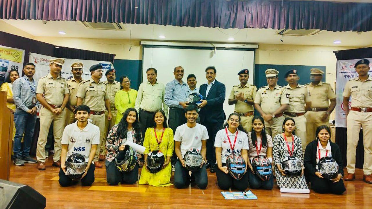 Deputy Regional Transport Officer Vinay Ahire made a presentation on ‘Road Accidents and Safe Driving’ for hundreds of students at KJ Somaiya College of Arts and Commerce