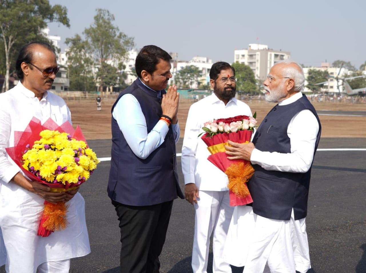 The PM performed 'Jal Pujan' and 'aarti' there. He also met Annasaheb More, chief of Akhil Bharatiya Swami Samarth Gurukul Peeth, Swami Samvidnanda Saraswati of Nashik-based Kailas Math and Tushar Bhosale of BJP's spiritual cell