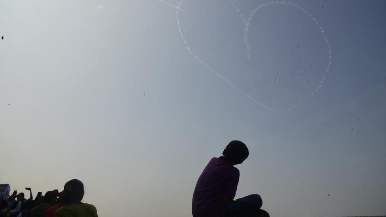 Several Mumbaikars and residents of south Mumbai areas like Girgaum got a glimpse of what is in the store during the next three days with jets conducting breathtaking aerobatic manoeuvres in the skies