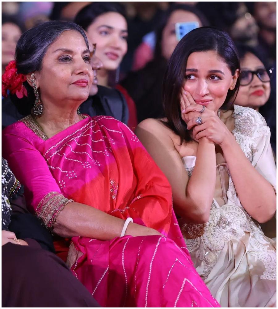 Shabana Azmi and Alia Bhatt, both winners at the Filmfare Awards for their roles in Rocky Aur Rani Kii Prem Kahani, wore sarees to the show 