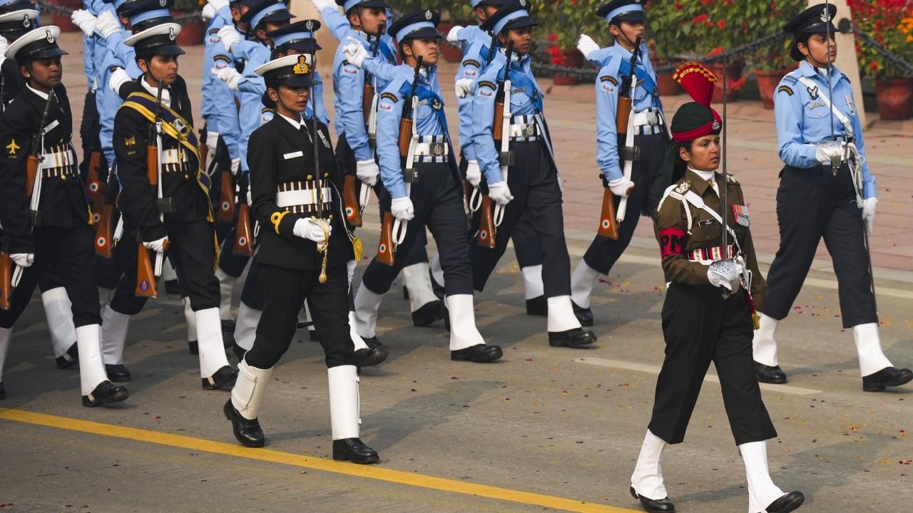 The all-women tri-service contingent, led by Captain Sandhya of Army Military Police, with three supernumerary officers Captain Sharanya Rao, Sub Lieutenant Anshu Yadav and Flight Lieutenant Shrishti Rao drew huge applause