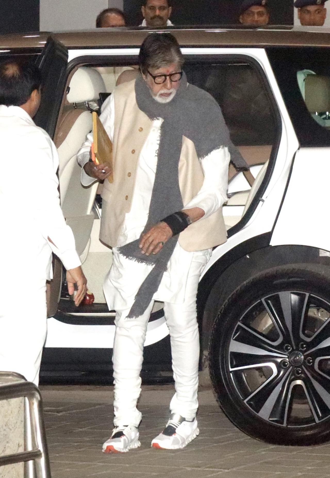 Megastar Amitabh Bachchan also arrived at the airport on Monday. He was seen in a kurta pajama. The actor has also bought a piece of land in Ayodhya, close to the temple