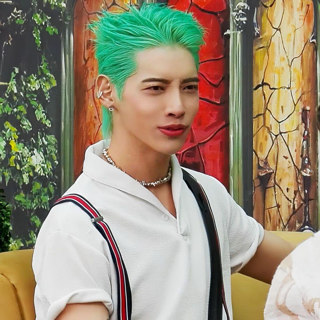If you're wondering how does one look good in green hair? Look no further, Aoora manages to slay every look