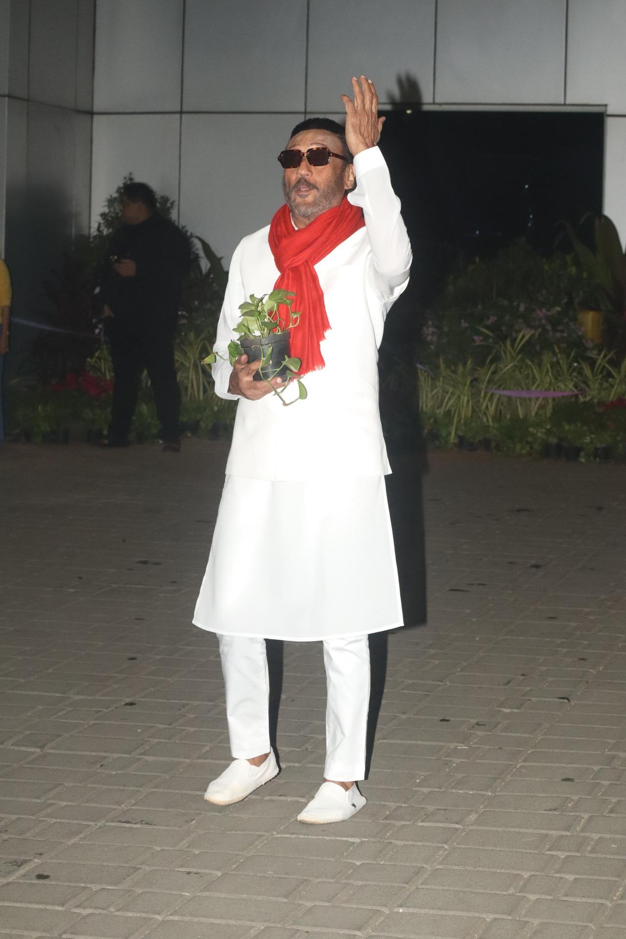 Actor Jackie Shroff was also seen at the airport in a chirpy mood. The actor has carried a sapling as he does for every event he attends. In the last few days, the actor was also seen engaging in community activities like cleaning temple floors