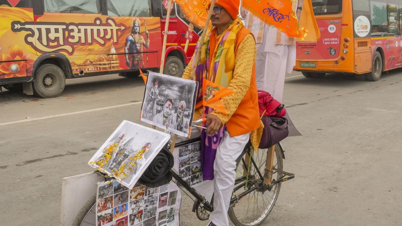 Various verses from the Ramayana are also printed on posters at prominent places like the Ram Marg, the Saryu River bank and Lata Mangeshkar Chowk