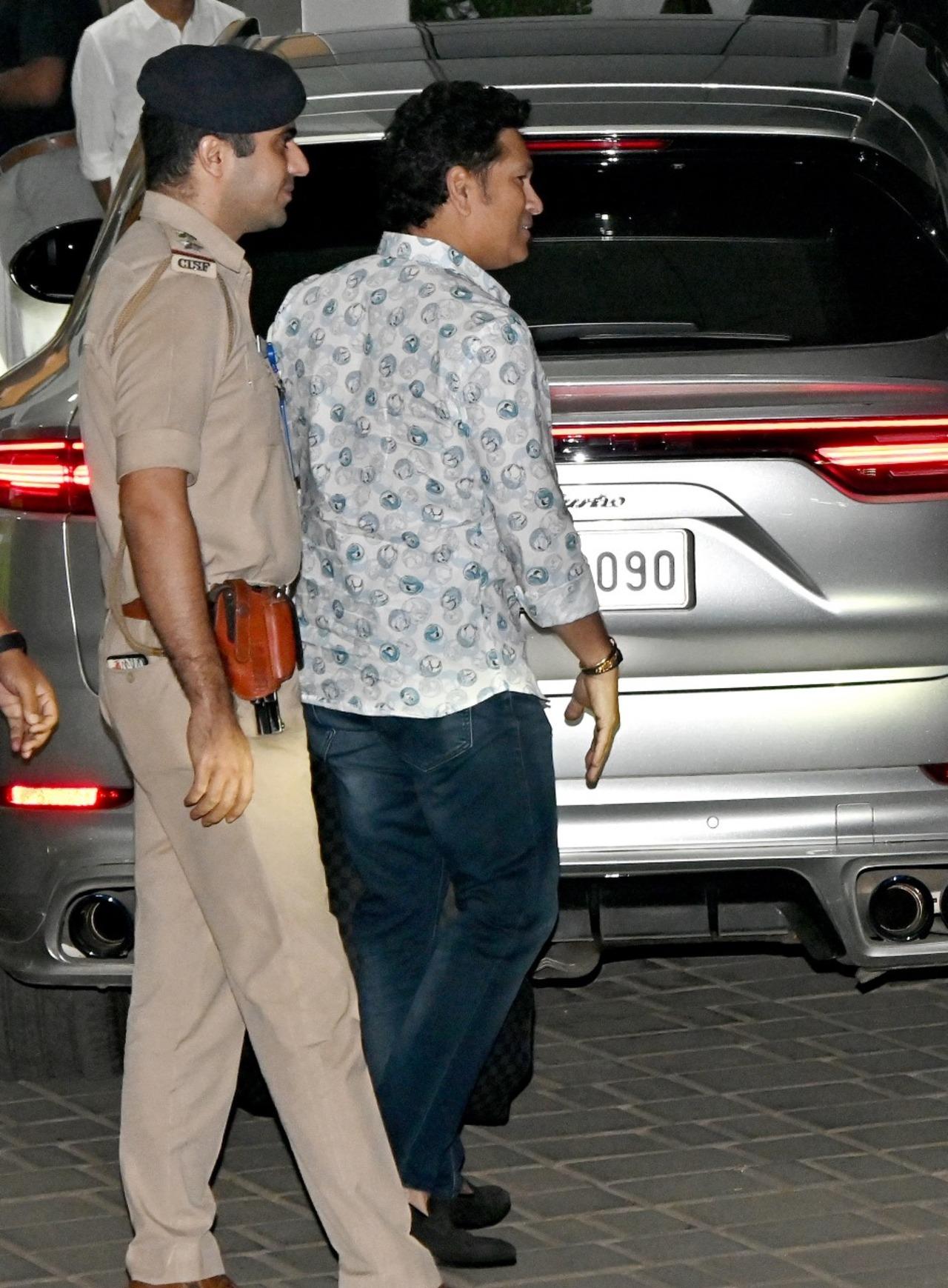 Ace cricketer Sachin Tendulkar was also spotted at the Kalina airport on Monday morning