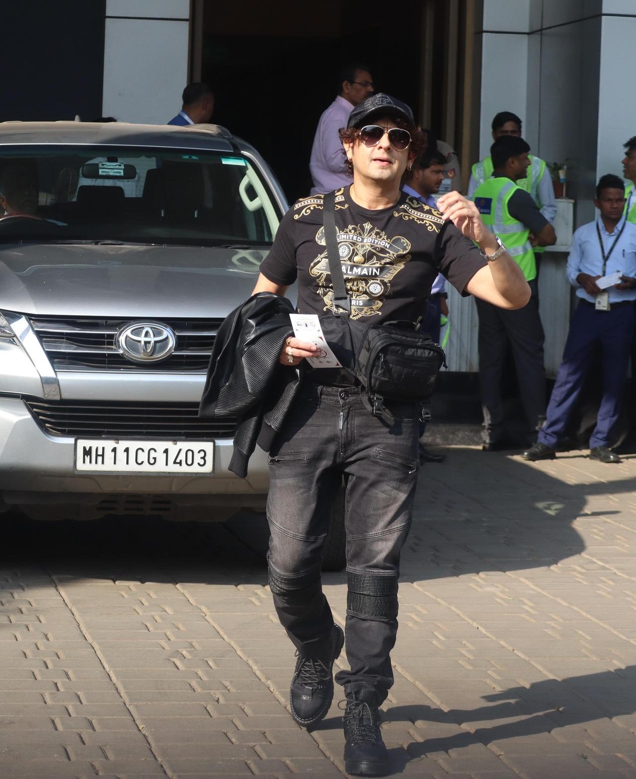 Ace singer Sonu Nigam was also seen making his way to Ayodhya from the airport
