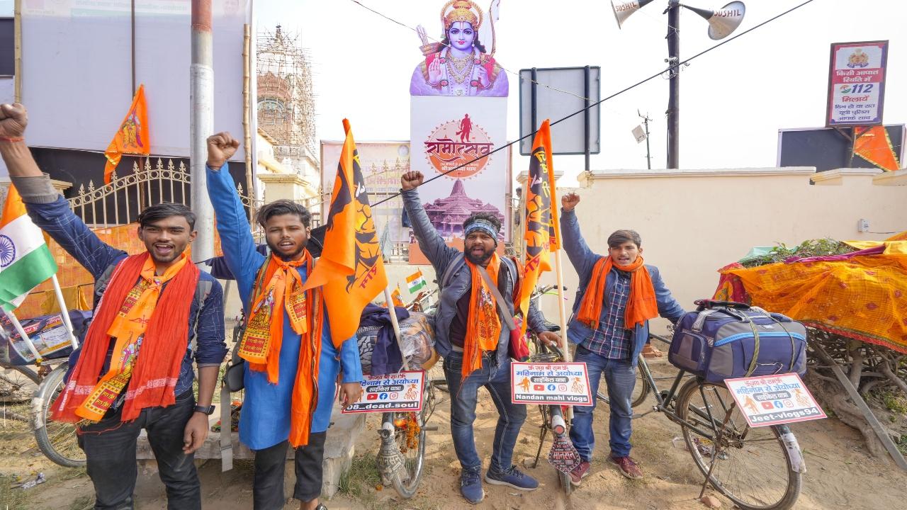 The excitement among devotees, both local and those who have travelled long distances, reached a near crescendo on Sunday. In the streets, folk artists presented cultural performances, some swinging peacock feathers while others beat drums and grooved to 'Ram dhun' playing in the streets.