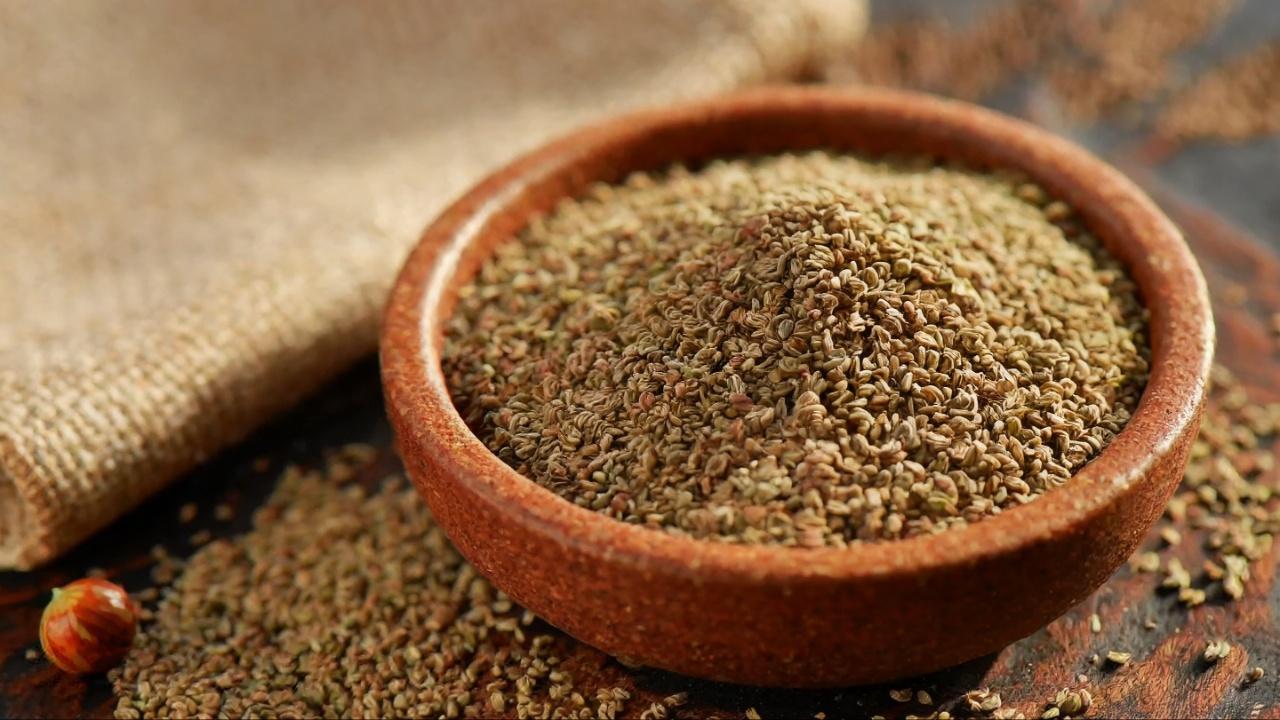 6. Roasted Ajwain (carom seeds) can be used for sniffing smoke inhalation either by putting Ajwain on hot charcoal/coconut shell or just roasting the Ajwain on a pan. Once roasted well, transfer it to a handkerchief and make a small pouch. This can be used to sniff the seeds. Doing this will help clear a blocked nose and might also help relieve a cold-triggered headache.  