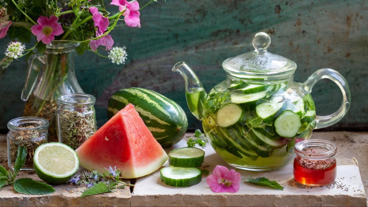 For kidney health, Ayurvedic principles recommend a diet that balances the doshas and supports the kidneys' natural functions. This involves reducing the intake of certain foods that may strain the kidneys, such as excessive salt and protein, while promoting the consumption of hydrating foods like cucumbers, watermelon, and herbal teas.  