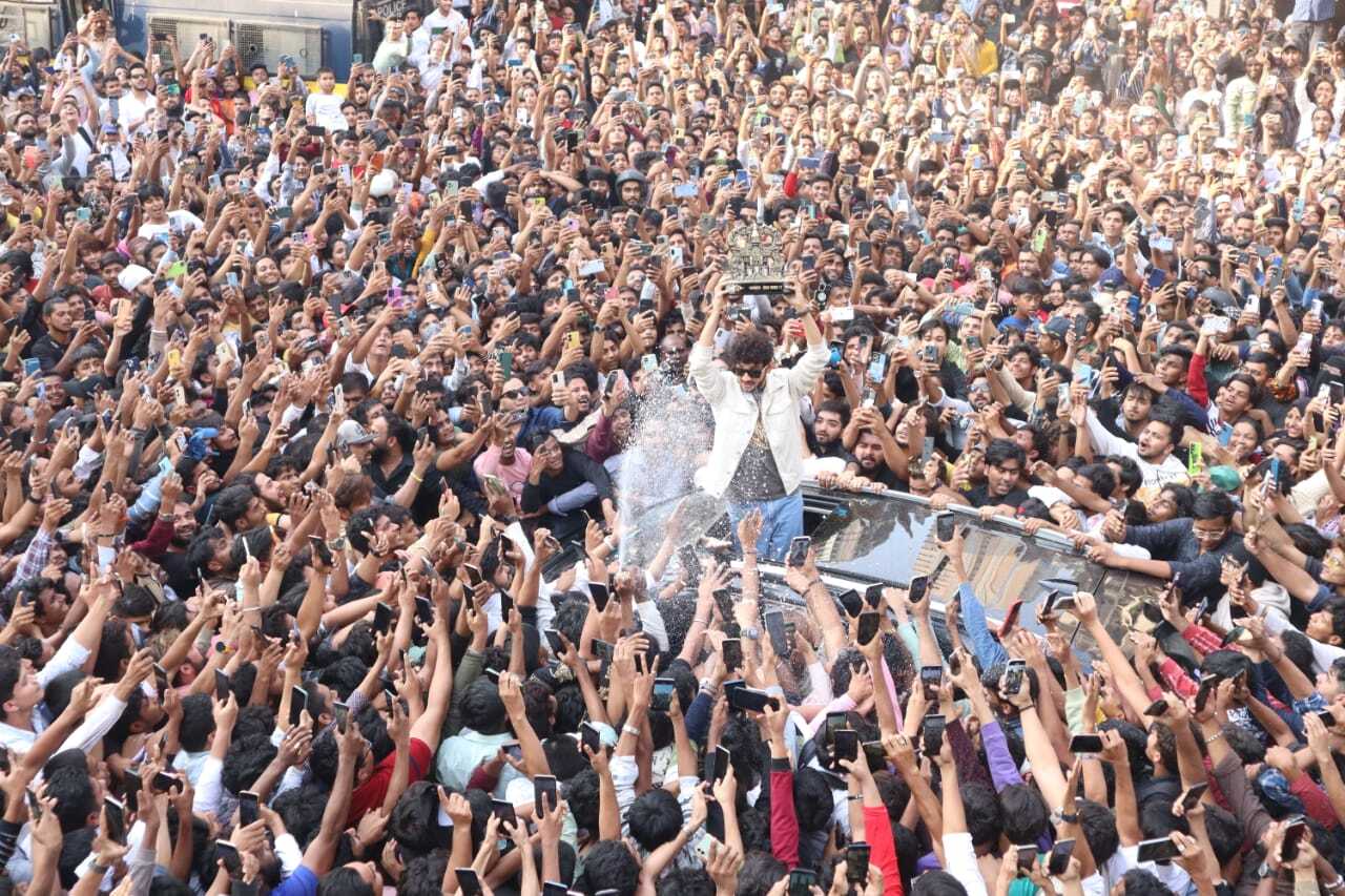 Crowd had gathered long before Munawar arrived in the area. With his arrival, large group of people mobbed his car trying to get a closer look at the Bigg Boss 17 winner