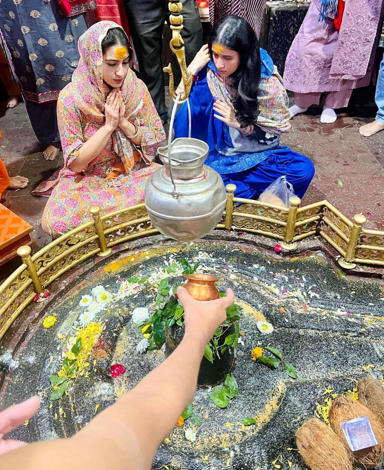 Sara Ali Khan recently visited the sacred boundaries of the Grineshwar Maha Jyotirlinga in Verul, Maharashtra accompanied by a friend