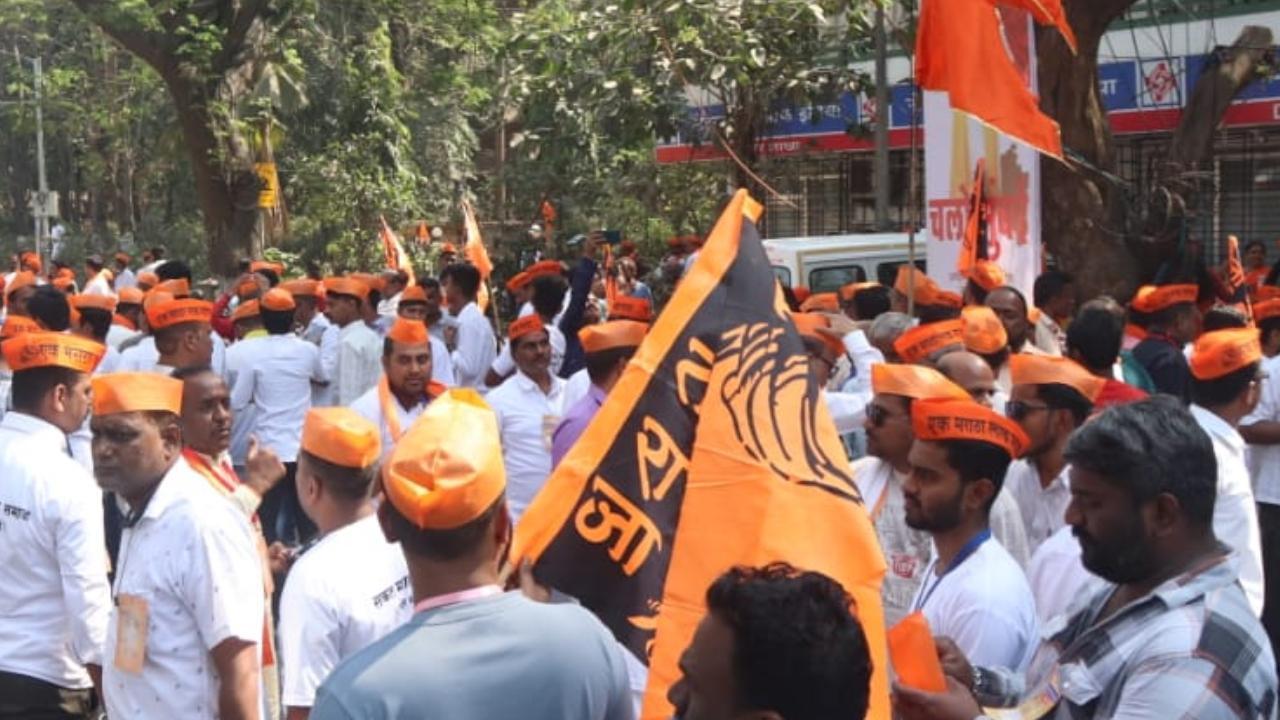 The supporters of Maratha quota activist Manoj Jarange gathered in Chembur area of Mumbai before heading towards Azad Maidan in south Mumbai. Pics/Anurag Ahire