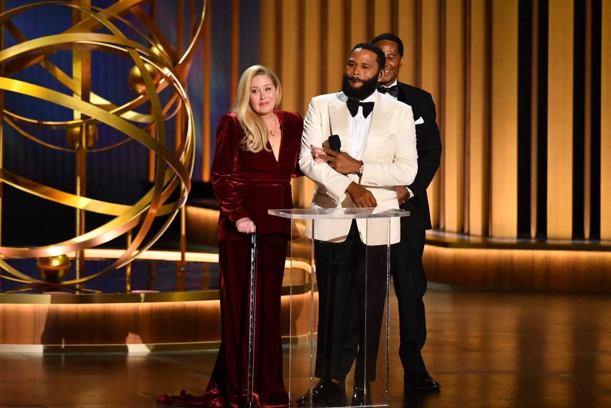 Christina Applegate received the first standing ovation of the night. The actress wore a burgundy gown for the event