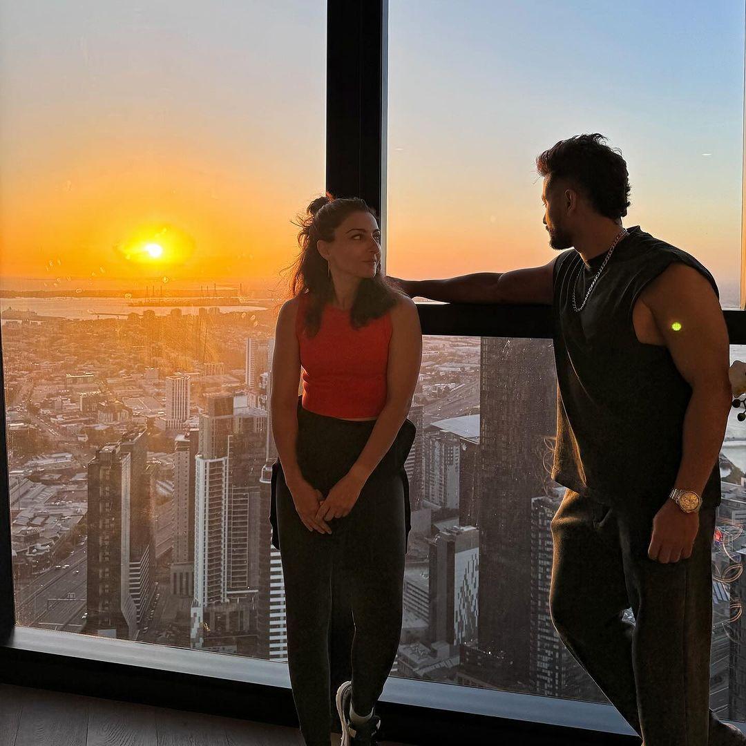 Soha Ali Khan and Kunal Kemmu posed in front of a beautiful sunset view as they wished everyone a very happy New Year