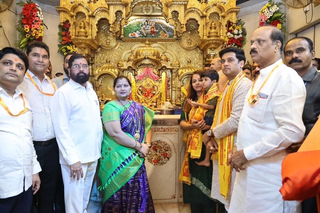 Eknath Shinde along with his family offer prayers at Siddhivinayak Temple