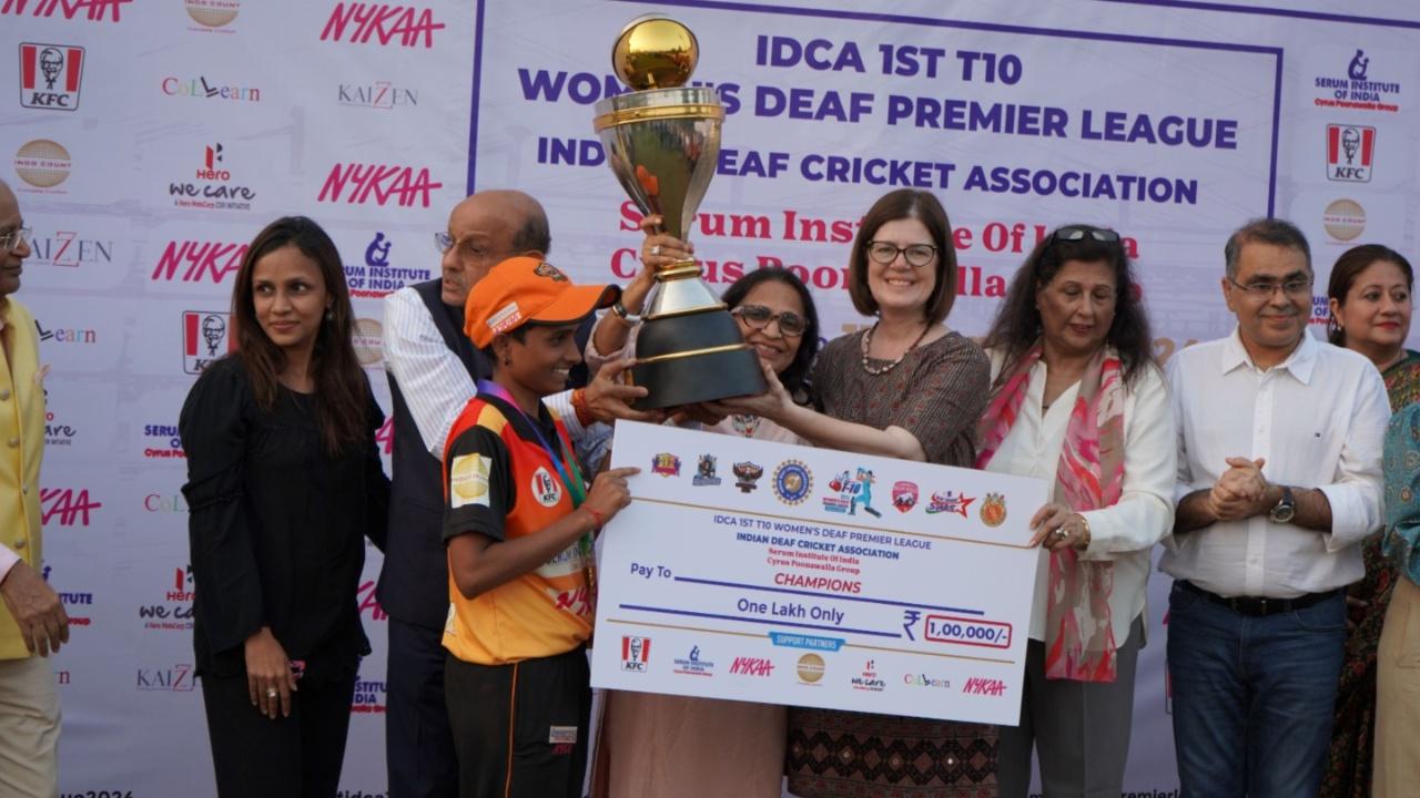 Additionally, the best individual sportswomen in various categories including, batting, bowling, fielding and super sixes received cash awards