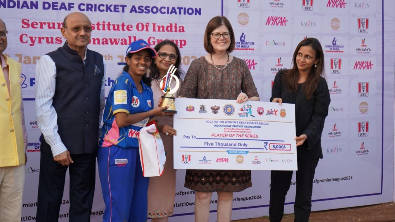 Needa Shaikh from Deaf Mumbai Stars won the Woman of the Series