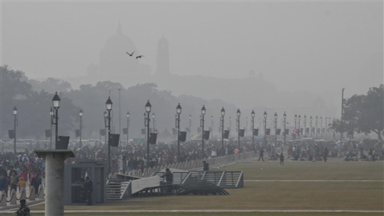 People in Delhi experienced a chilly and windy New Year's Day with the maximum temperature settling at 17 degrees Celsius, two notches below the season's average