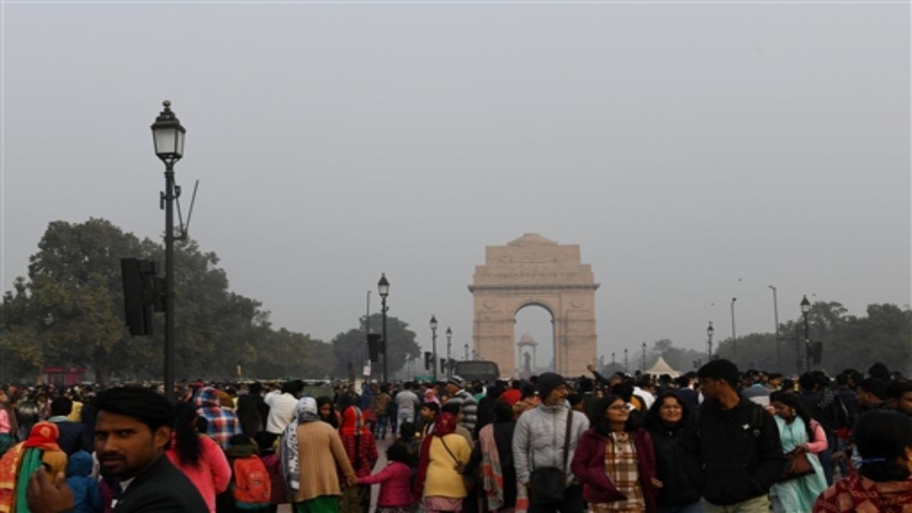 The morning was, however, relatively warmer with the minimum temperature being recorded at 10.1 degrees Celsius, three notches above the season's average. Humidity levels oscillated between 59 per cent and 100 per cent.