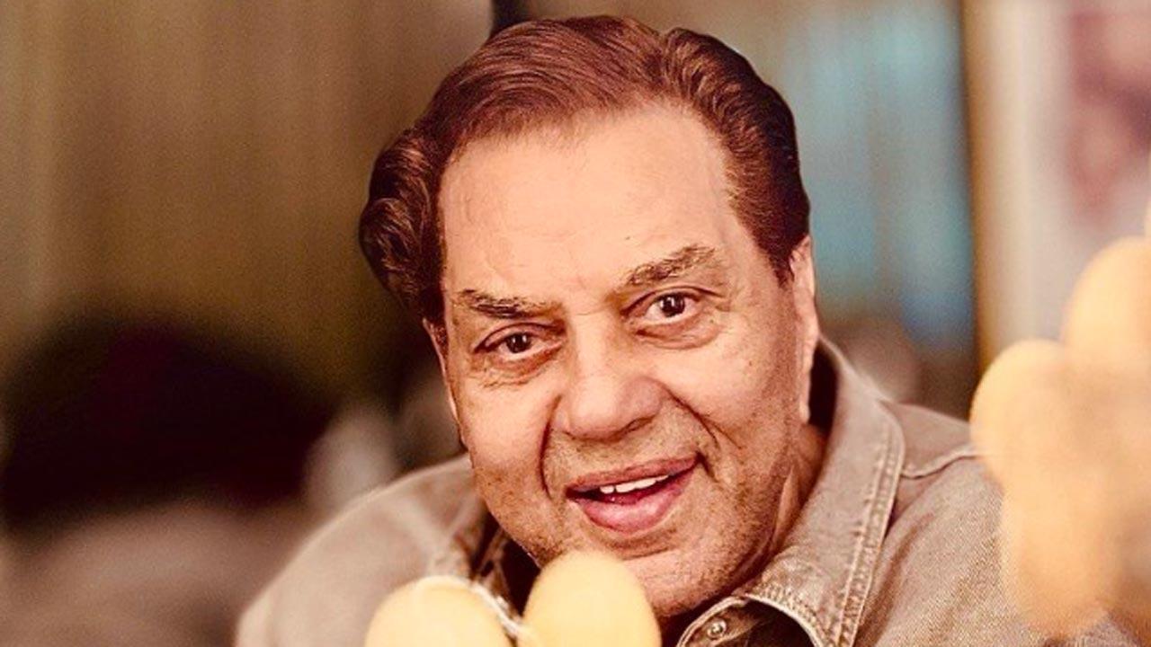 Dharmendra gets clicked by 'ustaad' grandson Dharam Deol