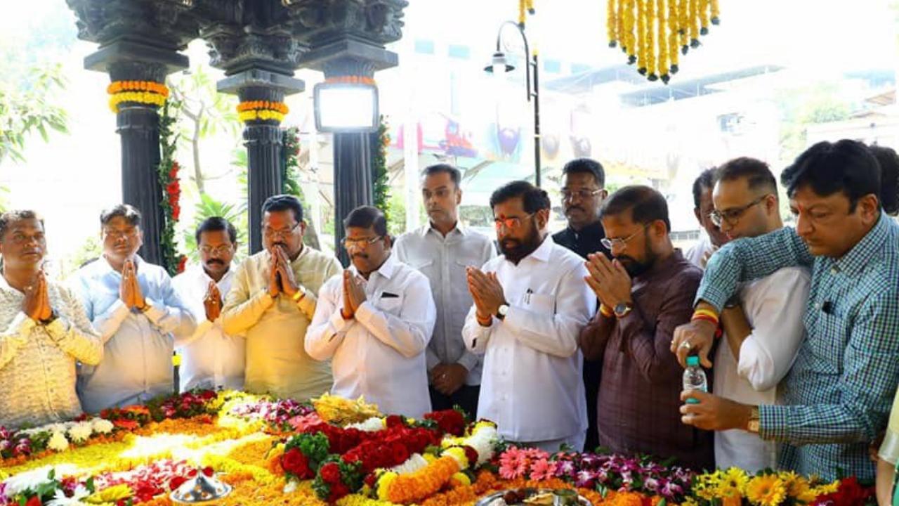 Other Shiv Sena leaders including MP Dr. Shrikant Shinde, MLA Pratap Sarnaik, MLA Sanjay Shirsat, former MP Milind Deora, former MLA Ravindra Phatak were also present with Eknath Shinde to pay their tributes