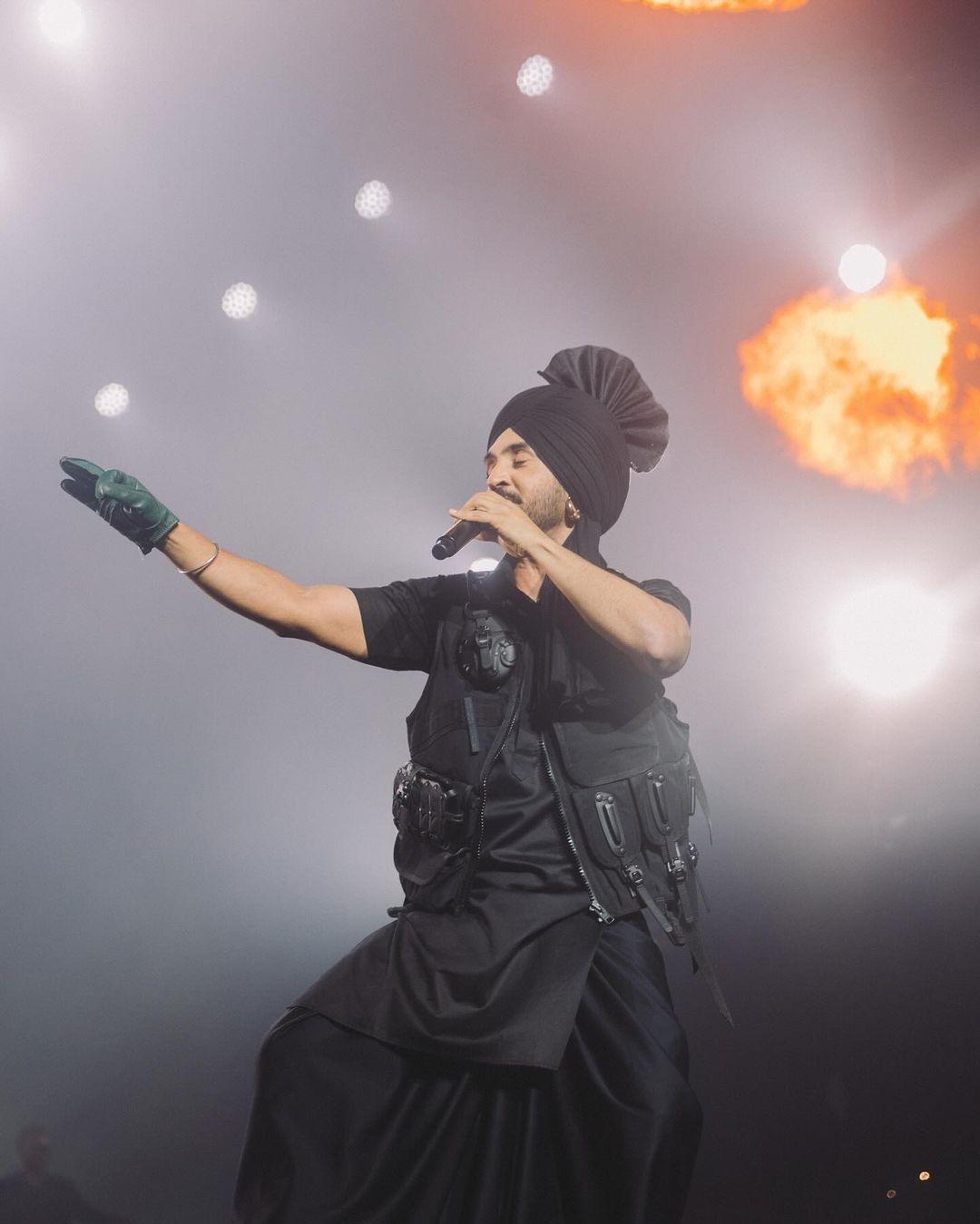 The singer always manages to catch our fancy by adding his unique twist to anything he wears. Even in this all black ensemble, Diljit Dosanjh manages to stand apart