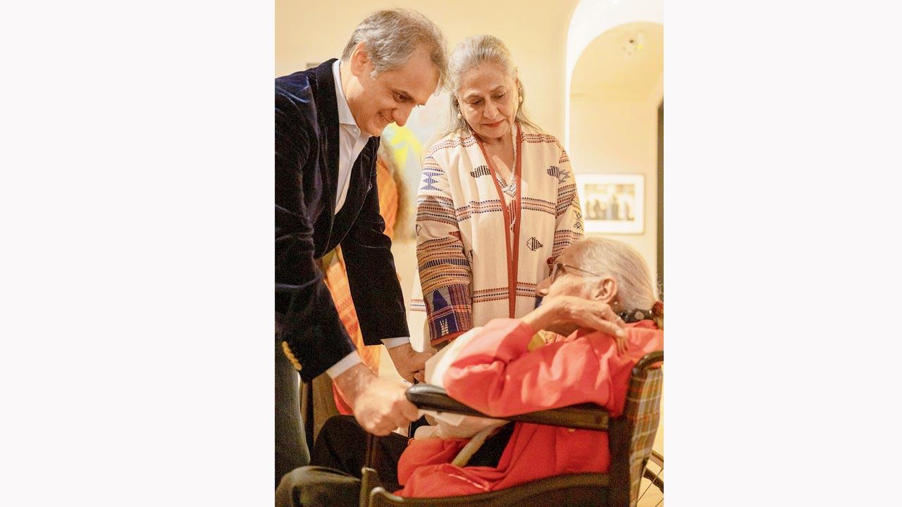 Ashish Anand, Jaya Bachchan and Gogi Saroj Pal (seated) at DAG, Mumbai