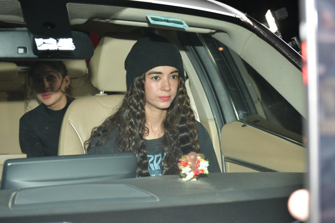 Saba Azad was dressed in an oversized t-shirt and track pants for the movie night. She left her hair open and put a beanie on her head. She arrived for the screening with Pashmina
