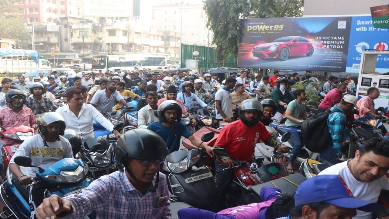 Police assure enough fuel stock in Mumbai, urge public to avoid panic buying