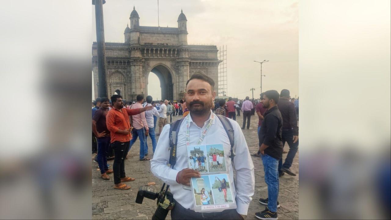 The story is no different for Ram Chandra Choudhary(35) who has been photographing tourists for the past 15 years. Ram says, “Just as phones have updated their camera, the quality of professional cameras too has improved. Those who know this will also opt for a professional photograph.” Photo Courtesy: Aakanksha Ahire 