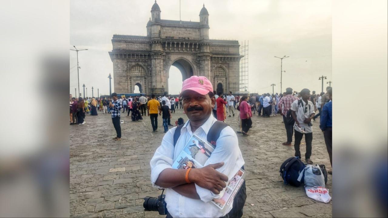 Pramod Kumar Choudhary (44) has been capturing smiles at the Gateway of India for the last 28 years. “High-quality cameras in phones have taken away our business from us,” laments Pramod. He has seen both technology and time evolve. From using a Yashica Electro 35 to digital cameras like SLR and DSLR, Pramod has witnessed the highs and lows in his profession.  Photo Courtesy: Aakanksha Ahire 