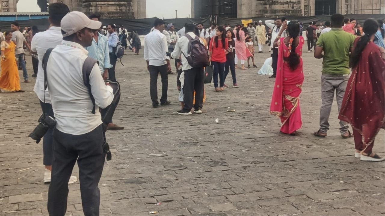 Are selfies pushing Gateway of India photographers out of frame? 