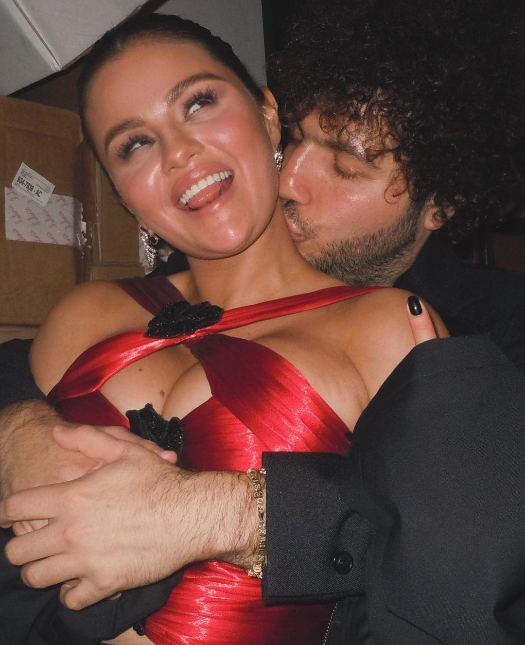 Selena Gomez took to her Instagram stories to post a steamy picture of her lip locked with her boyfriend Benny Blanco backstage at the Golden Globes 2024. The picture instantly went viral