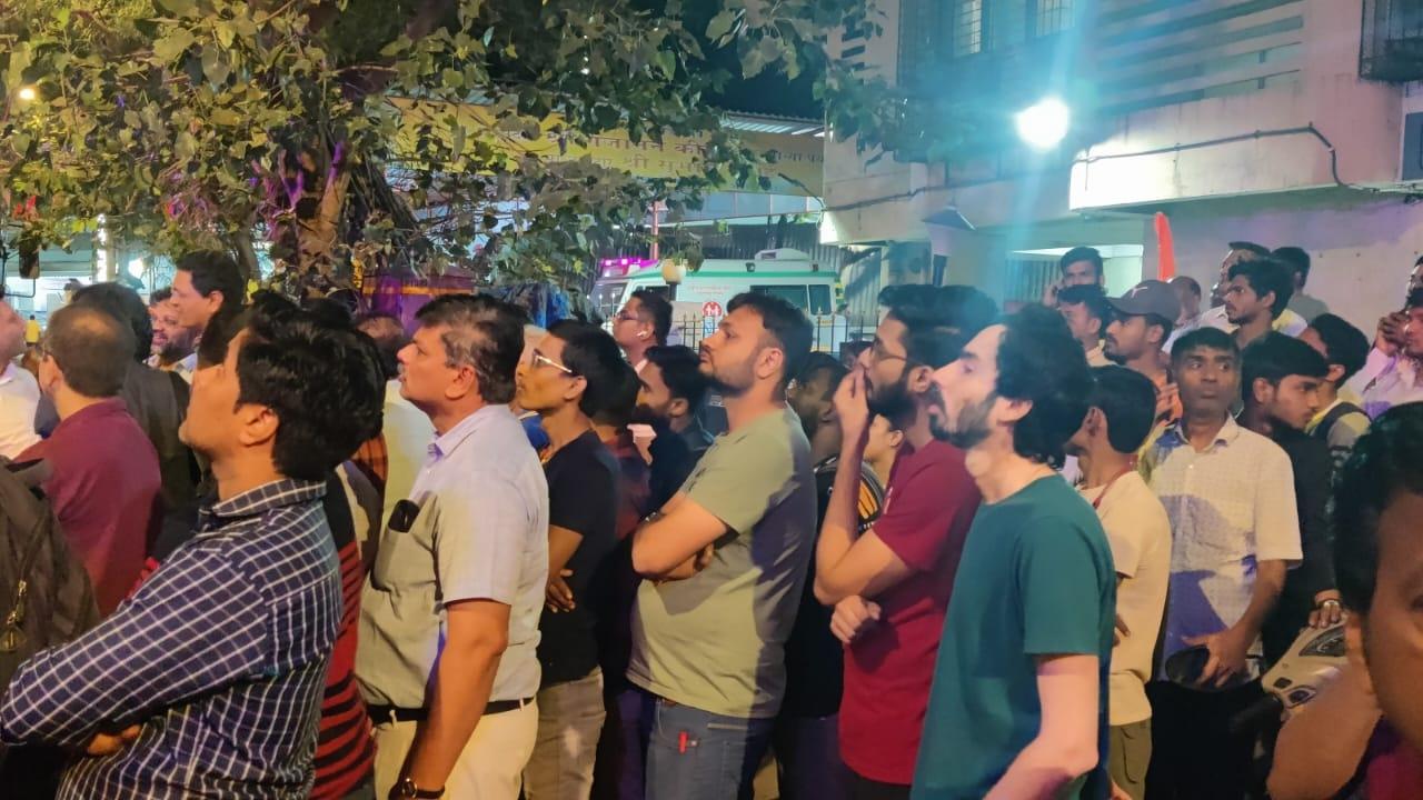 The Mumbai Fire Brigade declared the incident as a Level 2 fire at 6:27 PM, mobilizing a significant response team, including 01 District Fire Officer (DFO), 02 Assistant District Fire Officers (ADFO), 02 Senior Station Officers (SrSO), and 04 Station Officers (SO).