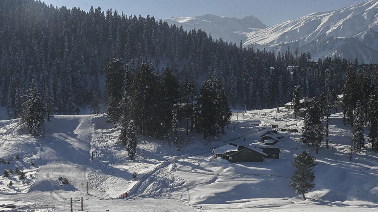 Gulmarg's snow season, typically lasting from late December to mid-March, attracts skiers worldwide.
