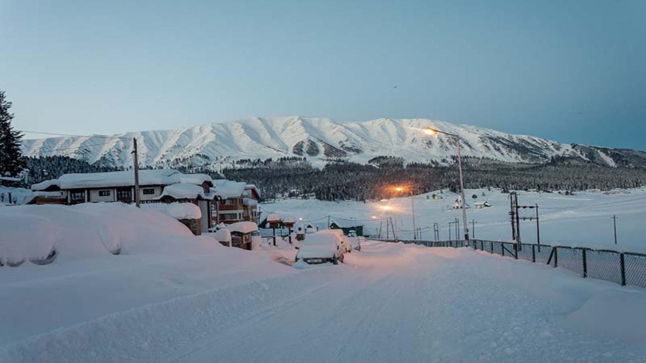 Rising temperatures and diminishing snowfall in Sonmarg and Pahalgam contribute to warmer winters, aligning with the Himalayas' higher-than-average rate of warming.