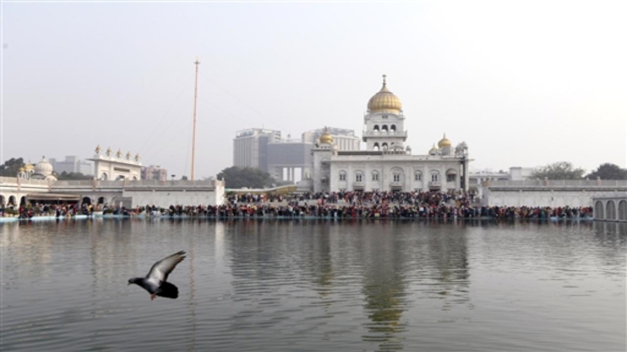 One of the distinctive features of Gurudwara Bangla Sahib is its community kitchen, known as the Langar. Volunteers work tirelessly to prepare and serve free meals to everyone who visits the gurdwara. This practice embodies the Sikh principles of equality, selfless service, and community welfare.