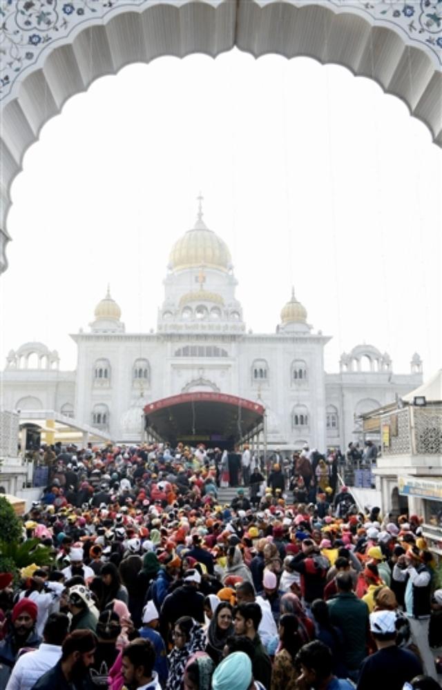 The gurdwara complex includes the Sarovar, a holy pond. Pilgrims and visitors often take a dip in the sarovar as it is believed to have healing properties. The water is considered sacred, and the act of taking a dip is a form of spiritual cleansing.