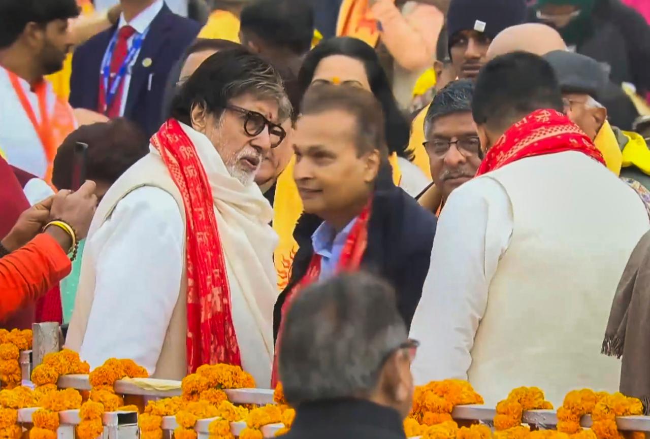 Amitabh Bachchan arrived for the consecration ceremony along with his son actor Abhishek Bachchan