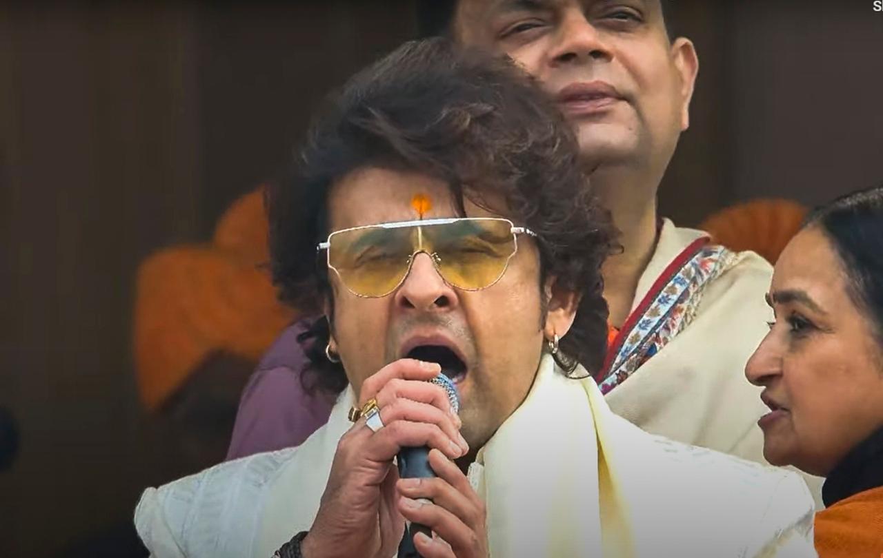 Sonu Nigam was also seen enthralling the audience with his magical rendition of 'Ram Siya Ram'. The singer called the ceremony an 'emotional moment'