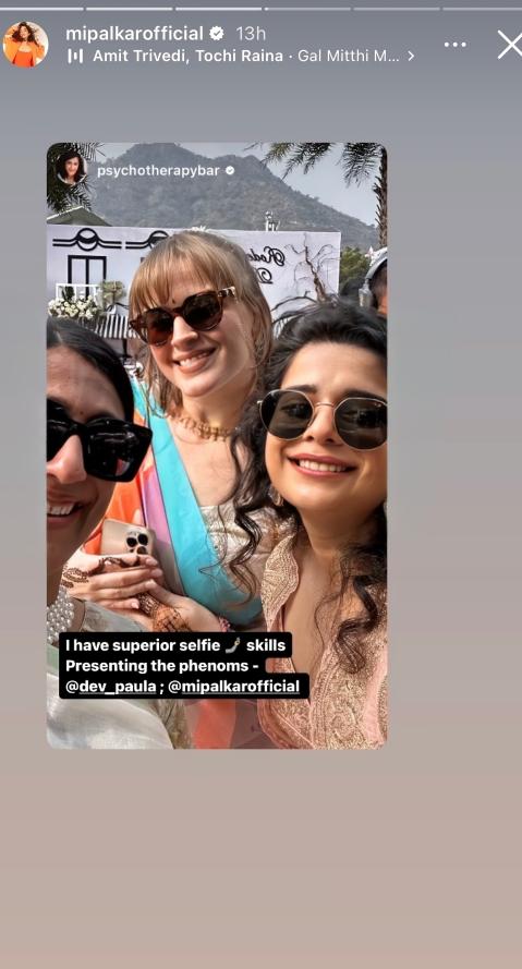 Actress Mithila Palkar posted some snaps from the mehendi ceremony. She captured some happy faces from the day
