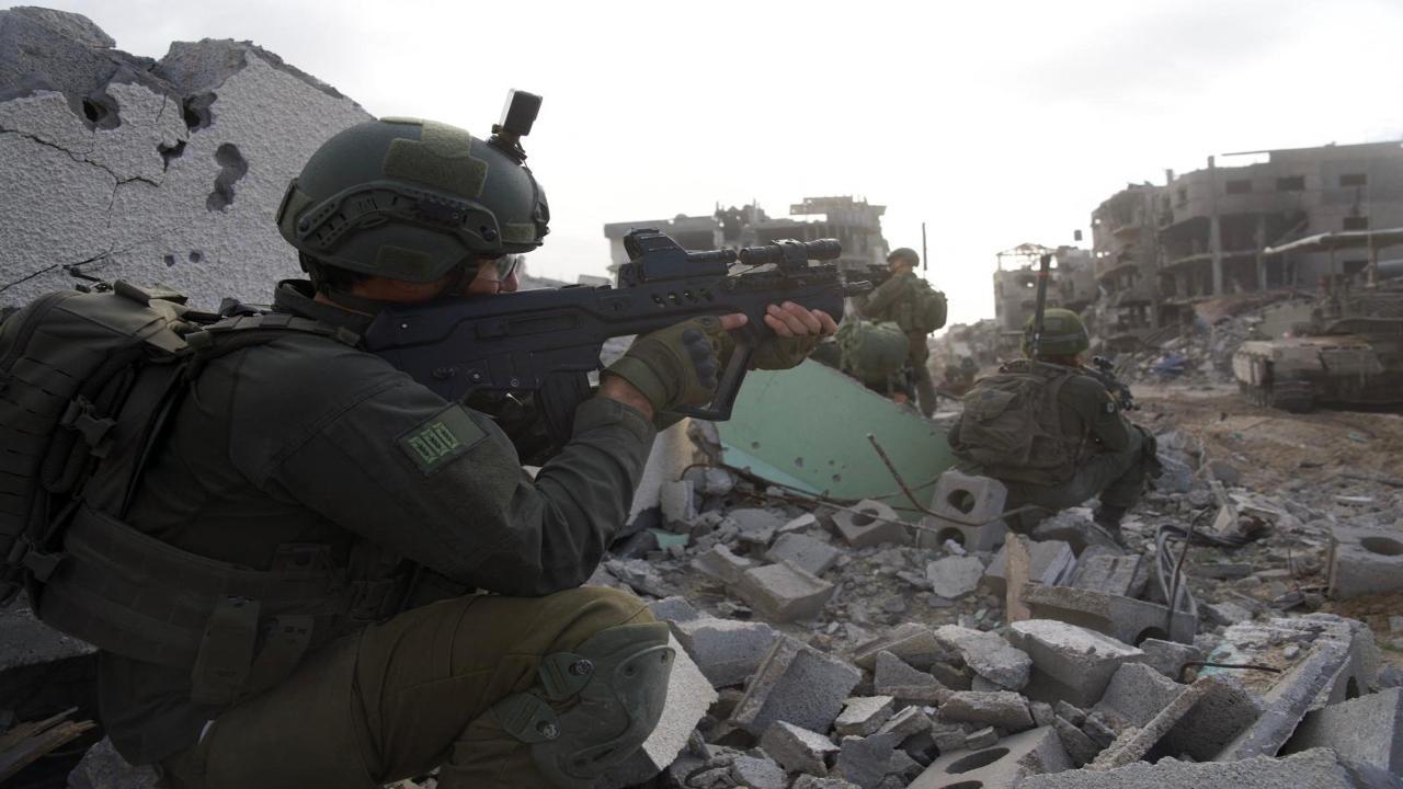 Fighting in southern Gaza city as Israel claims it is pulling thousands of troops from other areas