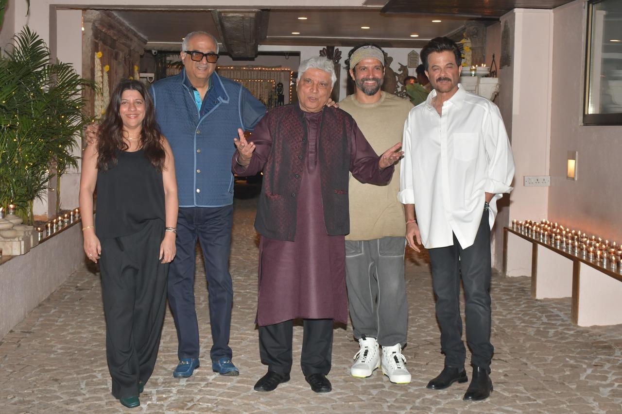 Javed Akhtar poses with his kids- Farhan and Zoya, along with Anil Kapoor and Boney Kapoor