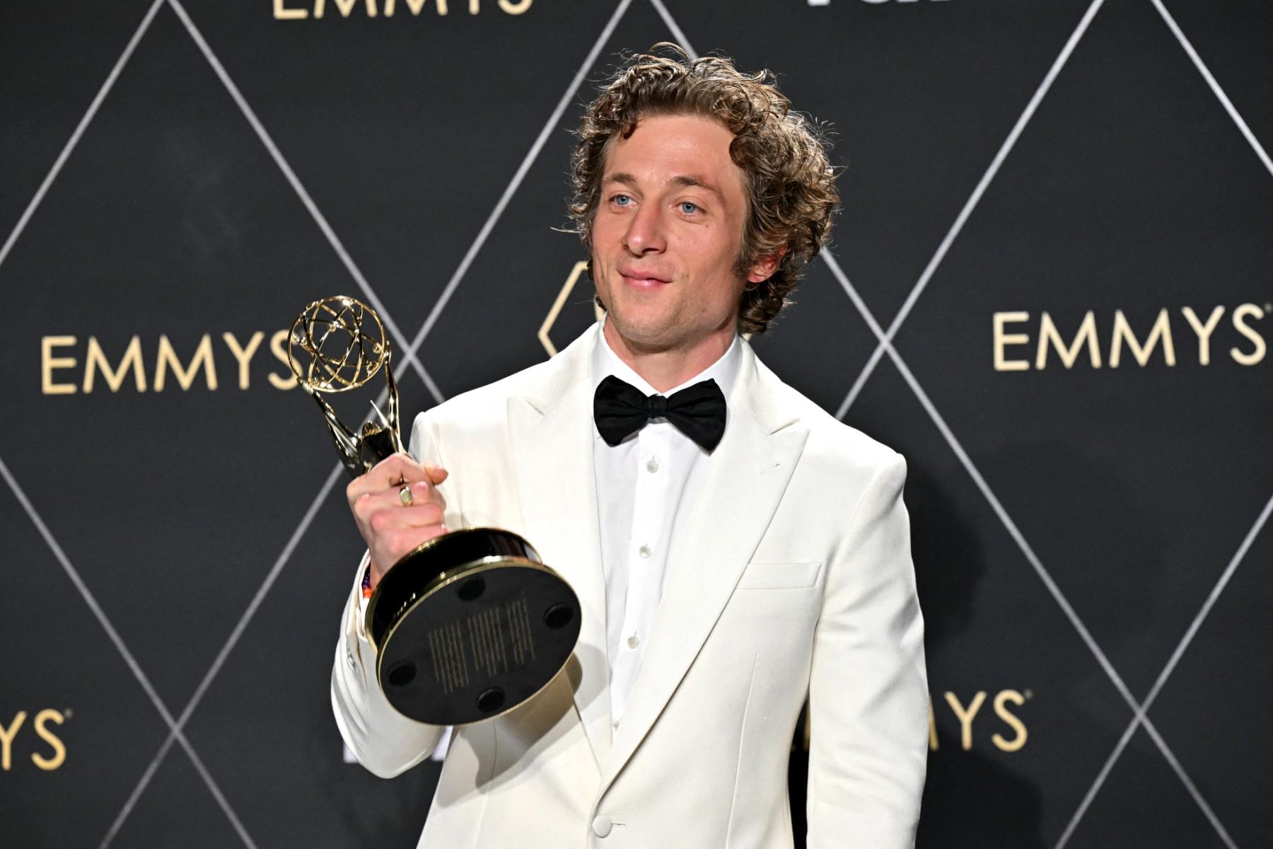 Jeremy Allen, the latest heartthrob, wore a white tuxedo to the grand award show