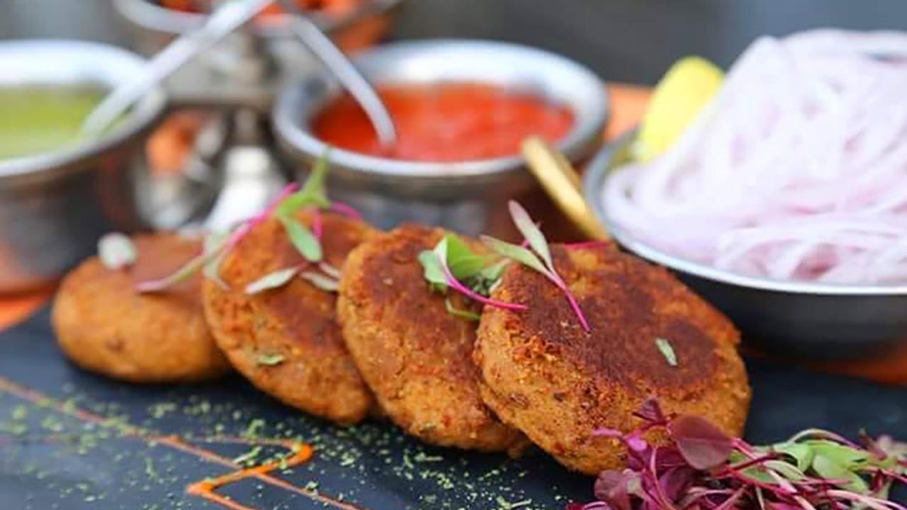 In the traditional preparation, the kebab features a center filled with onions marinated in salt and masala, creating a delightful combination of crunch and velvety texture after pan-searing. This preparation is one of the most primal and authentic ways shami kebab used to be served. One can still find this rare style of kebabs in certain pockets of north India like Basi, Bugrasi, Amroha and Azamgarh