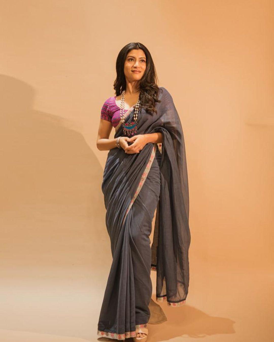 Konkona Sen Sharma rocked a grey saree paired with a vibrant hot pink blouse. 