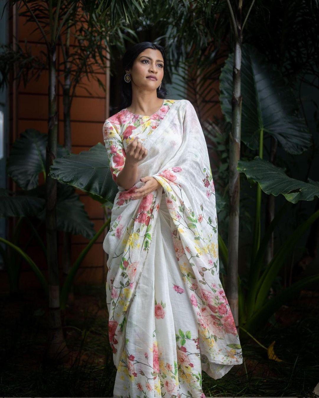 Konkona Sen Sharma stunned in this floral printed saree. She ditched the usual half blouse for this lovely half sleeved blouse